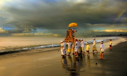 Upacara Melasti : Proses Pensucian Dalam Adat Bali